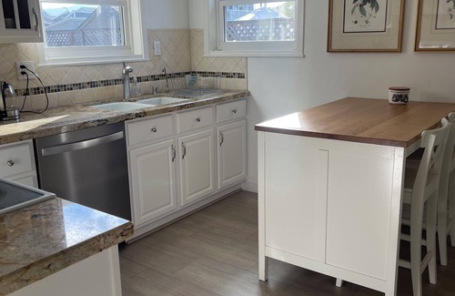 Half Moon Bay House | Upscale cottage: First block from the beach