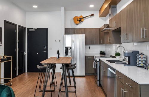 Edgehill Condo | UPSCALE Cozy Nashville Condo★ POOL, PATIO, PARKING