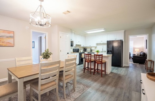 Valdosta House | Upscale GAME ROOM, Movie Theater, Arcade, Fire Pit, 4BD/2BA Home with WIFI