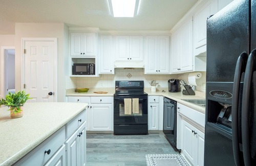 Valdosta House | Upscale GAME ROOM, Movie Theater, Arcade, Fire Pit, 4BD/2BA Home with WIFI