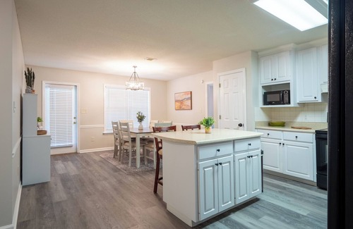 Valdosta House | Upscale GAME ROOM, Movie Theater, Arcade, Fire Pit, 4BD/2BA Home with WIFI