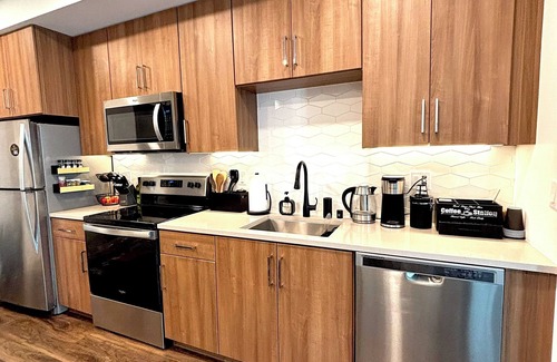 Burbank Apartment | Upscale Hollywood Retreat/King Bed/Pool & Jacuzzi