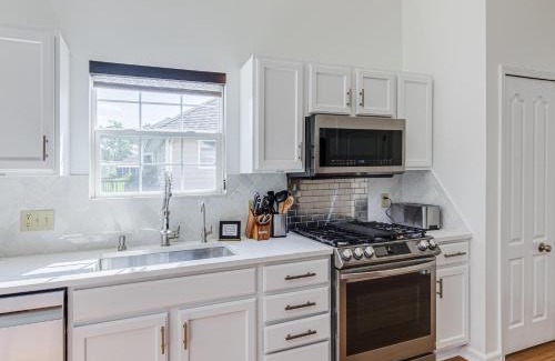 Cuyahoga Falls House | Upscale Home near Blossom, CVNP, Ski Resorts