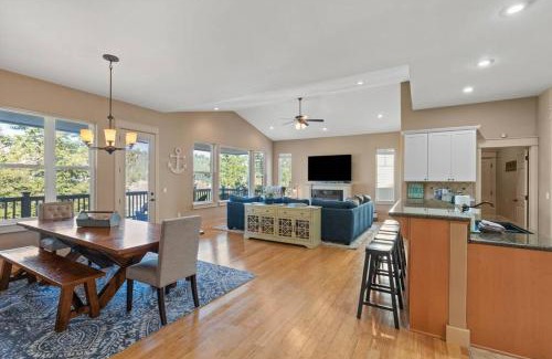 Latah Valley House | Upscale Huge Home 2 Decks w Views 2 Living Rooms