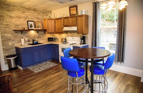 Ashfield Apartment | Upscale King Suite with Purple Mattress and reserved off-street parking
