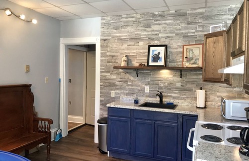 Ashfield Apartment | Upscale King Suite with Purple Mattress and reserved off-street parking