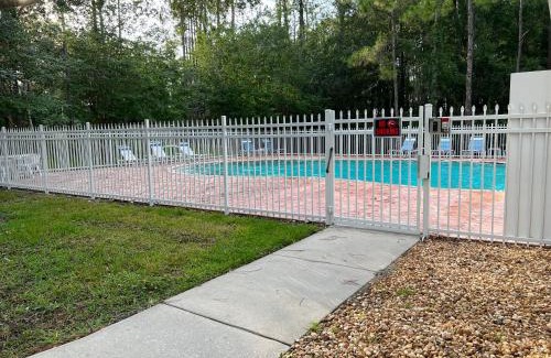 New Tampa House | Upscale Long Stay -KING Bed - POOL - Wifi - Tampa Palms - Moffitt - Gated - Pets OK - in New Tampa by Hunters Green - Live Oak - Cory Lake Isles - H1
