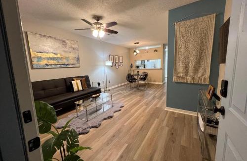 New Tampa House | Upscale Long Stay -KING Bed - POOL - Wifi - Tampa Palms - Moffitt - Gated - Pets OK - in New Tampa by Hunters Green - Live Oak - Cory Lake Isles - H1