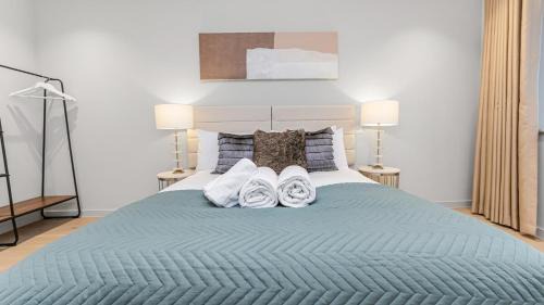 Kensal Green Apartment | Upscale Modern Luxe Stunning 5BR Home in London!