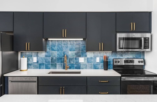 Edgehill Apartment | Upscale Music Row Corner Unit with Pool, Patio, Rooftop with City View, & Gym