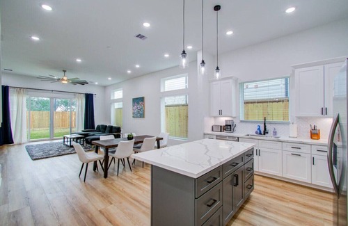 Riverside Terrace House | Upscale Paradise 6 min from Medical Center!