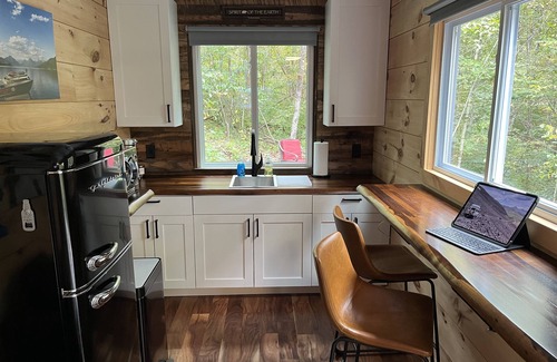 Stanton Cabin | UPSCALE Shipping Container Cabin-Private-High Speed WIFI!-Hot Tub!-In The Woods!