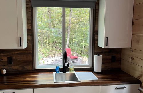 Stanton Cabin | UPSCALE Shipping Container Cabin-Private-High Speed WIFI!-Hot Tub!-In The Woods!