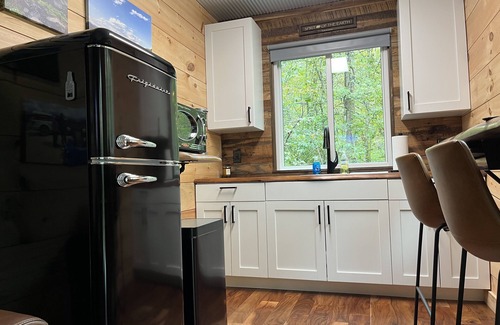 Stanton Cabin | UPSCALE Shipping Container Cabin-Private-High Speed WIFI!-Hot Tub!-In The Woods!