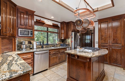 Iowa Hill House | Upscale spacious lake view, hot tub, 5 acres, EV