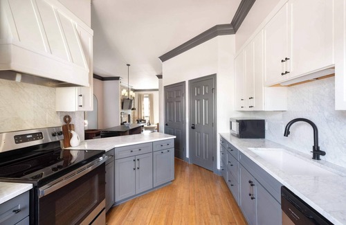 Old West Broad Neighborhood Condo | Upscale Townhomes | Free Parking