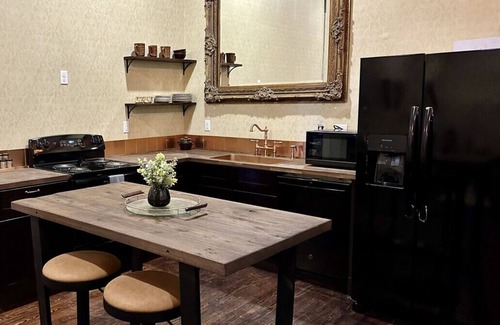 Okemah Apartment | Upscale Western Inn With Historical Distinction and Modern Comfort