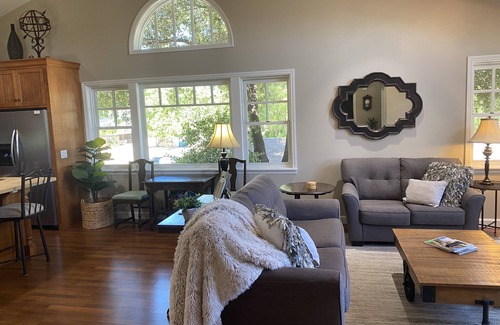 Paso Robles Apartment | 🍾UPSTAIRS ON VINE - 2 blocks from the center of town!🍷