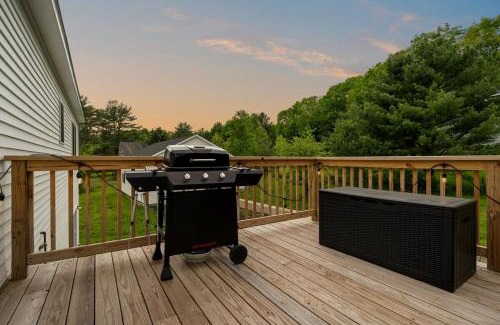 Sparrow Bush House | Upstate NY Escape - Game Ready, Game Room, Pool Table, Firepit, Delaware River