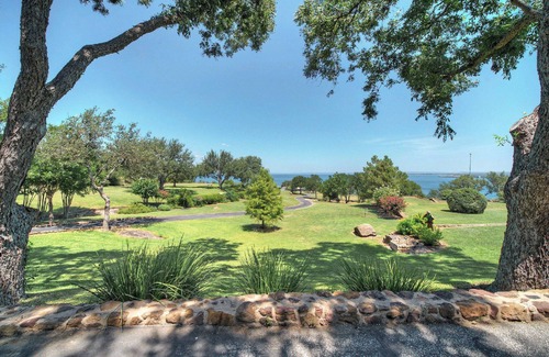 Buchanan Dam House | Upstay -10 Waterfront Mansion with Jetty