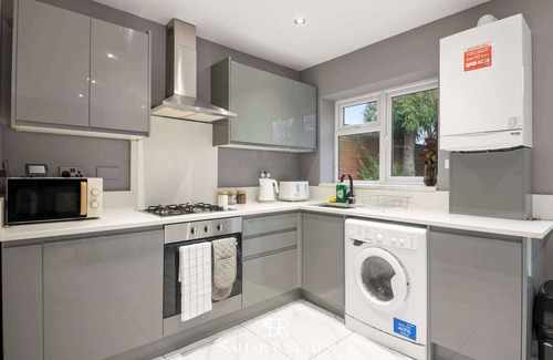 Reading House | Upto 20% Off! Guest Fav 5BR | Reading & Parking