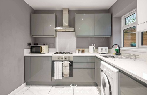 Reading House | Upto 20% Off! Guest Fav 5BR | Reading & Parking