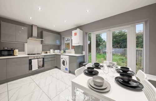 Reading House | Upto 20% Off! Guest Fav 5BR | Reading & Parking