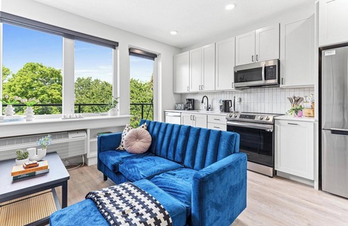 Kingfield Apartment | Urban 1BD Escape mins to DT w Gym, Wifi & Balcony