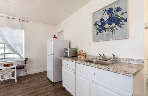 Bearss Plaza House | Urban Charm - Cozy Central Stay