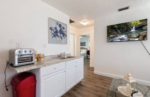 Bearss Plaza House | Urban Charm - Cozy Central Stay
