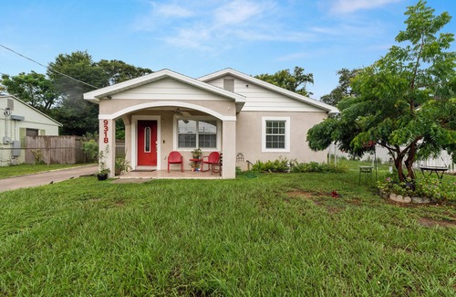 Bearss Plaza House | Urban Charm - Cozy Central Stay