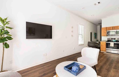 Southeast Houston Villa | Urban chic living minutes to I-45 and I-610 #B