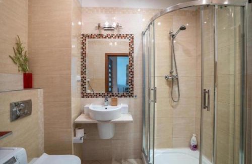 Mirow Apartment | Urban Chic - One Bedroom Apartment - Luxury Warsaw Stays- Platinum Towers&606