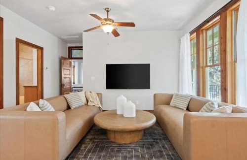 Travis Heights House | Urban Cowboy Villas - Heart of 704