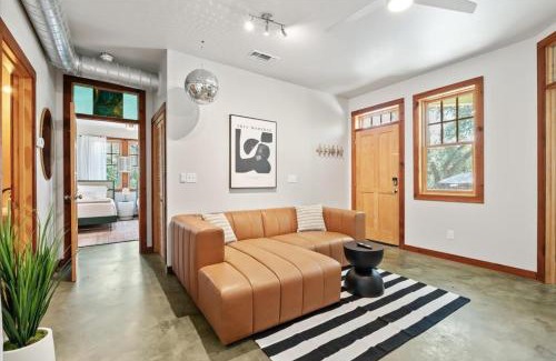 Travis Heights House | Urban Cowboy Villas - Heart of 704