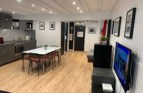 Quartier Sainte-Avoye Apartment | Urban Flat 100 - Pretty 2 Bedroom - Beaubourg Marais