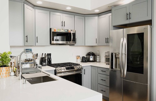 Pico-Union Condo | Urban Garden Oasis in Koreatown - High Ceilings, Modern Amenities, Live Plants
