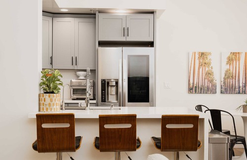 Pico-Union Condo | Urban Garden Oasis in Koreatown - High Ceilings, Modern Amenities, Live Plants