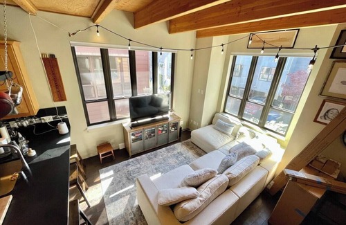 Green Lake House | Urban Green Lake Gem – Modern 2BR Retreat | Block to Lake + Easy FIFA Access