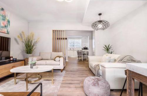 Glen Iris Apartment | Urban Green - Stylish Courtyard Haven off Malvern Rd
