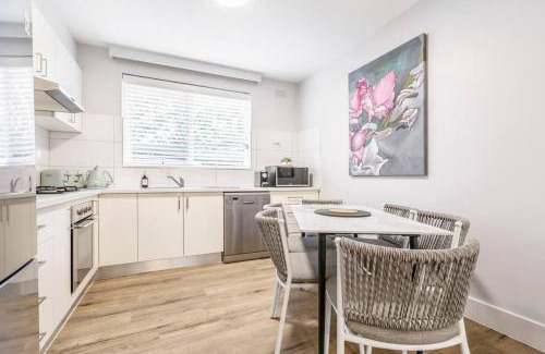 Glen Iris Apartment | Urban Green - Stylish Courtyard Haven off Malvern Rd