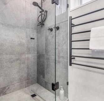 Glen Iris Apartment | Urban Green - Stylish Courtyard Haven off Malvern Rd