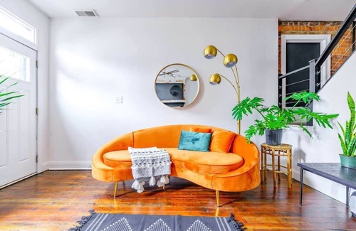 Italian Village House | Urban Jungle - Pets - Parking Free - Prime Location