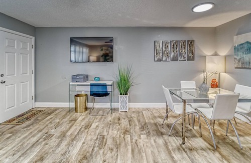 University Condo | Urban Living - Cozy & Modern - Ace Location