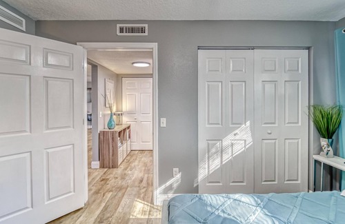 University Condo | Urban Living - Cozy & Modern - Ace Location