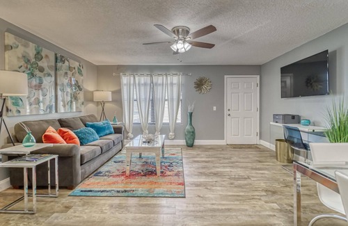 University Condo | Urban Living - Cozy & Modern - Ace Location
