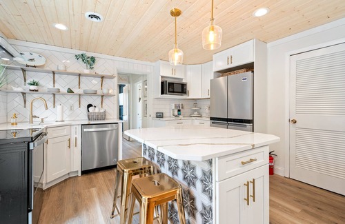 Butler Apartment | Urban Nest. Luxe Loft Downtown Butler. Walk to dining and Shopping.