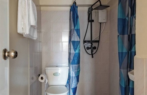Taytay Condo | Urban Oasis 3BR Condo in Manila King & Queen bed