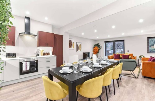 Harrow House | Urban Oasis: Chic 4BR Stay Perfect for Big Groups