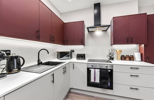 Harrow House | Urban Oasis: Chic 4BR Stay Perfect for Big Groups